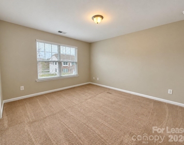 1109 Wainscott Drive - Photo Thumbnail 14