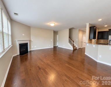 1109 Wainscott Drive - Photo Thumbnail 8