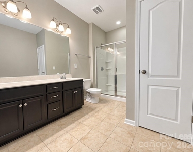 1109 Wainscott Drive - Photo Thumbnail 12