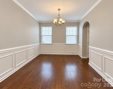 1109 Wainscott Drive - Photo Thumbnail 2