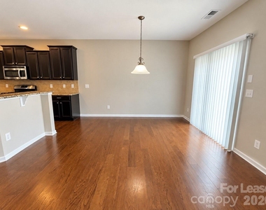 1109 Wainscott Drive - Photo Thumbnail 6