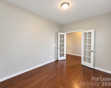 1109 Wainscott Drive - Photo Thumbnail 3