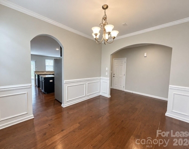1109 Wainscott Drive - Photo Thumbnail 4