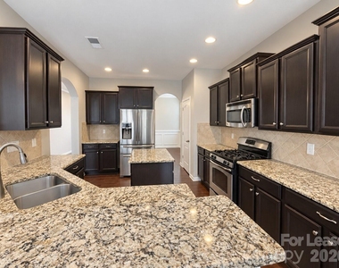 1109 Wainscott Drive - Photo Thumbnail 7