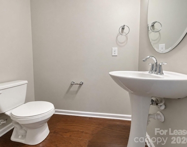 1109 Wainscott Drive - Photo Thumbnail 10