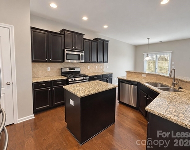 1109 Wainscott Drive - Photo Thumbnail 5