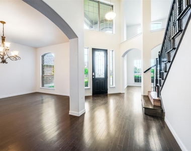 342 Manchester Drive - Photo Thumbnail 3