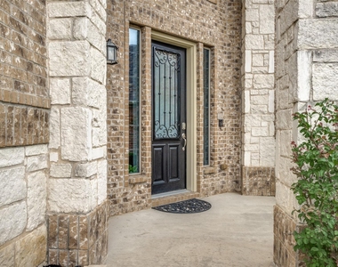 342 Manchester Drive - Photo Thumbnail 2