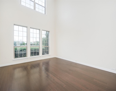 342 Manchester Drive - Photo Thumbnail 7