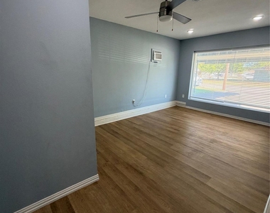 1608 Edgemont Drive - Photo Thumbnail 4