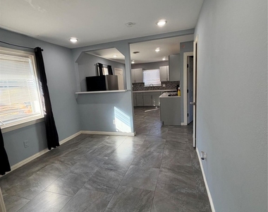 1608 Edgemont Drive - Photo Thumbnail 8