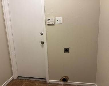 705 Kingsbridge Drive - Photo Thumbnail 12