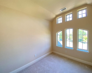 3901 Jeanette Lane - Photo Thumbnail 17