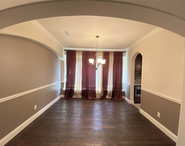 3901 Jeanette Lane - Photo Thumbnail 2