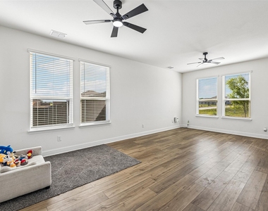 721 Saint Lawrence Drive - Photo Thumbnail 9
