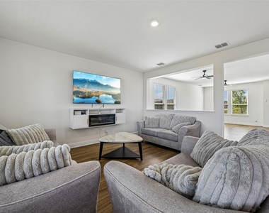 721 Saint Lawrence Drive - Photo Thumbnail 6