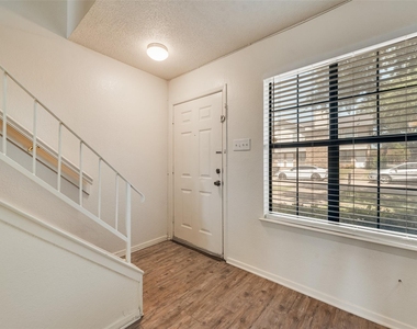 2826 Wimbledon Court - Photo Thumbnail 2