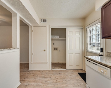 2826 Wimbledon Court - Photo Thumbnail 7