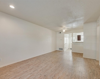 2826 Wimbledon Court - Photo Thumbnail 3