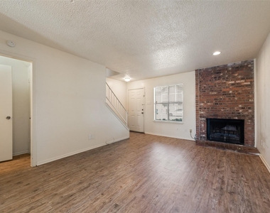2826 Wimbledon Court - Photo Thumbnail 4