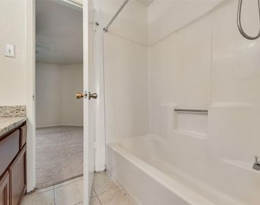 2826 Wimbledon Court - Photo Thumbnail 15