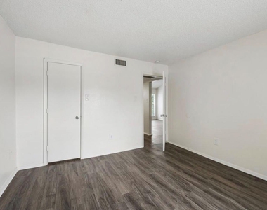 6050 Melody Lane - Photo Thumbnail 10