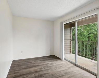 6050 Melody Lane - Photo Thumbnail 9