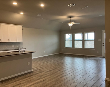 442 Kingsbury Avenue - Photo Thumbnail 4