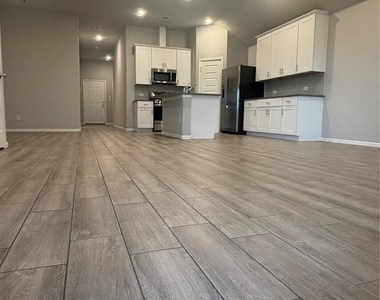 442 Kingsbury Avenue - Photo Thumbnail 2