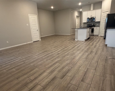 442 Kingsbury Avenue - Photo Thumbnail 3