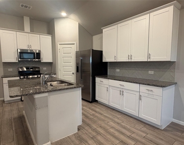 442 Kingsbury Avenue - Photo Thumbnail 6