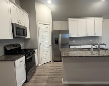 442 Kingsbury Avenue - Photo Thumbnail 5