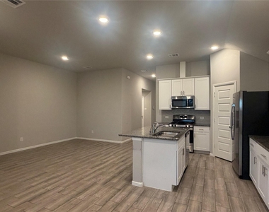 442 Kingsbury Avenue - Photo Thumbnail 8