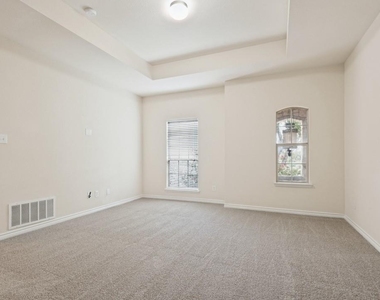 307 Moonlight Drive - Photo Thumbnail 6