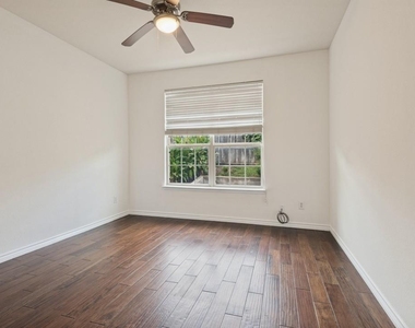 307 Moonlight Drive - Photo Thumbnail 9