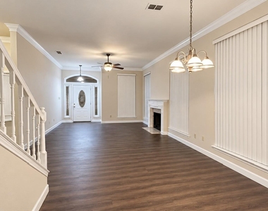 628 Raintree Circle - Photo Thumbnail 4