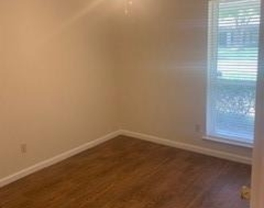 421 Shady Brook Drive - Photo Thumbnail 8