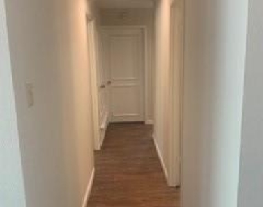 421 Shady Brook Drive - Photo Thumbnail 7