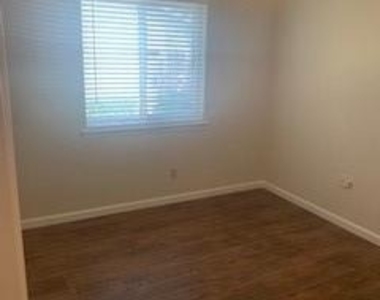 421 Shady Brook Drive - Photo Thumbnail 10
