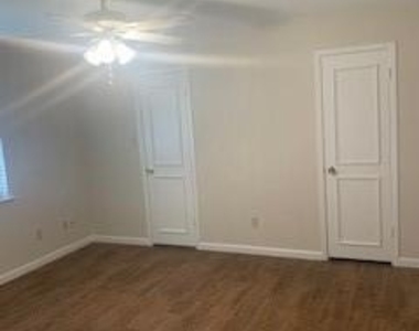 421 Shady Brook Drive - Photo Thumbnail 11