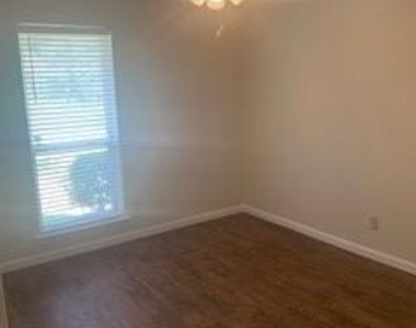 421 Shady Brook Drive - Photo Thumbnail 9