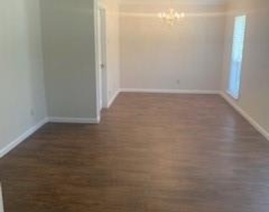 421 Shady Brook Drive - Photo Thumbnail 2