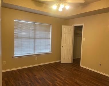816 Brittany Drive - Photo Thumbnail 10