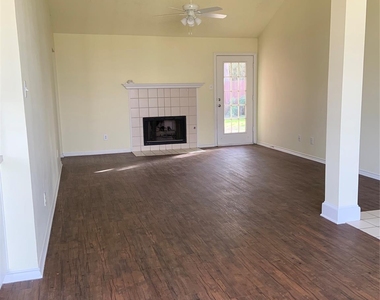 816 Brittany Drive - Photo Thumbnail 7