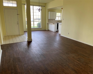 816 Brittany Drive - Photo Thumbnail 3