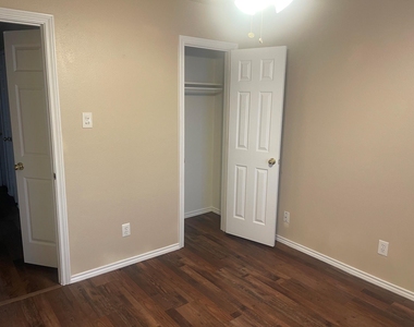816 Brittany Drive - Photo Thumbnail 15