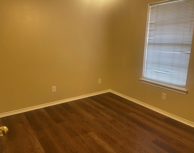 816 Brittany Drive - Photo Thumbnail 11