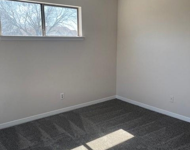 408 Benjamin Street - Photo Thumbnail 10