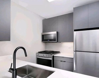 250 West 50th Street - Photo Thumbnail 3