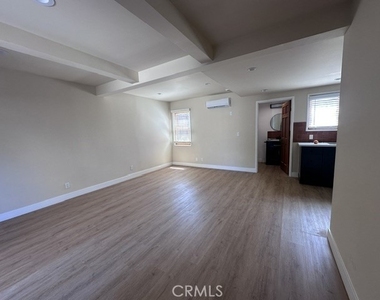 704 N Occidental Boulevard - Photo Thumbnail 4